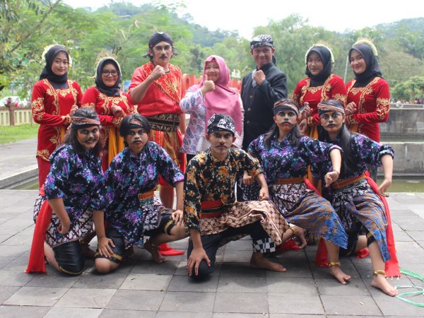 Kolaborasi SMKN Satu Atap Tuntang Dengan Sanggar Perdikan dalam Kirab Budaya Hari Jadi Kab. Semarang ke-502