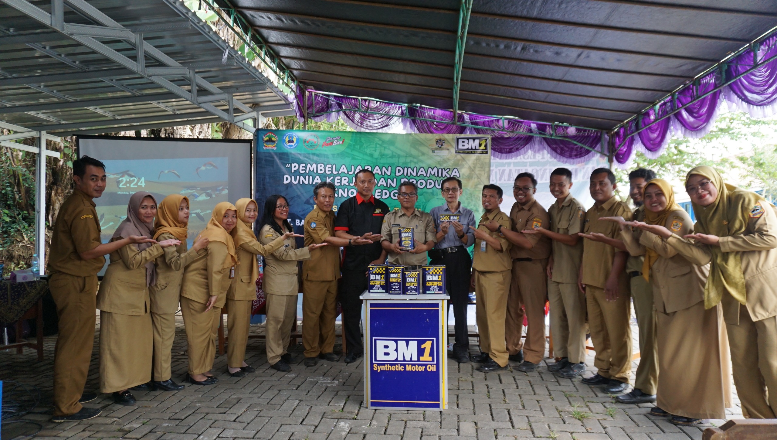 Pembelajaran Dinamika Dunia Kerja & Product Knowledge: Tumbuhkan Semangat & Wawasan Siswa SMK Pembelajaran Dinamika Dunia Kerja & Product Knowledge: Tumbuhkan Semangat & Wawasan Siswa SMK