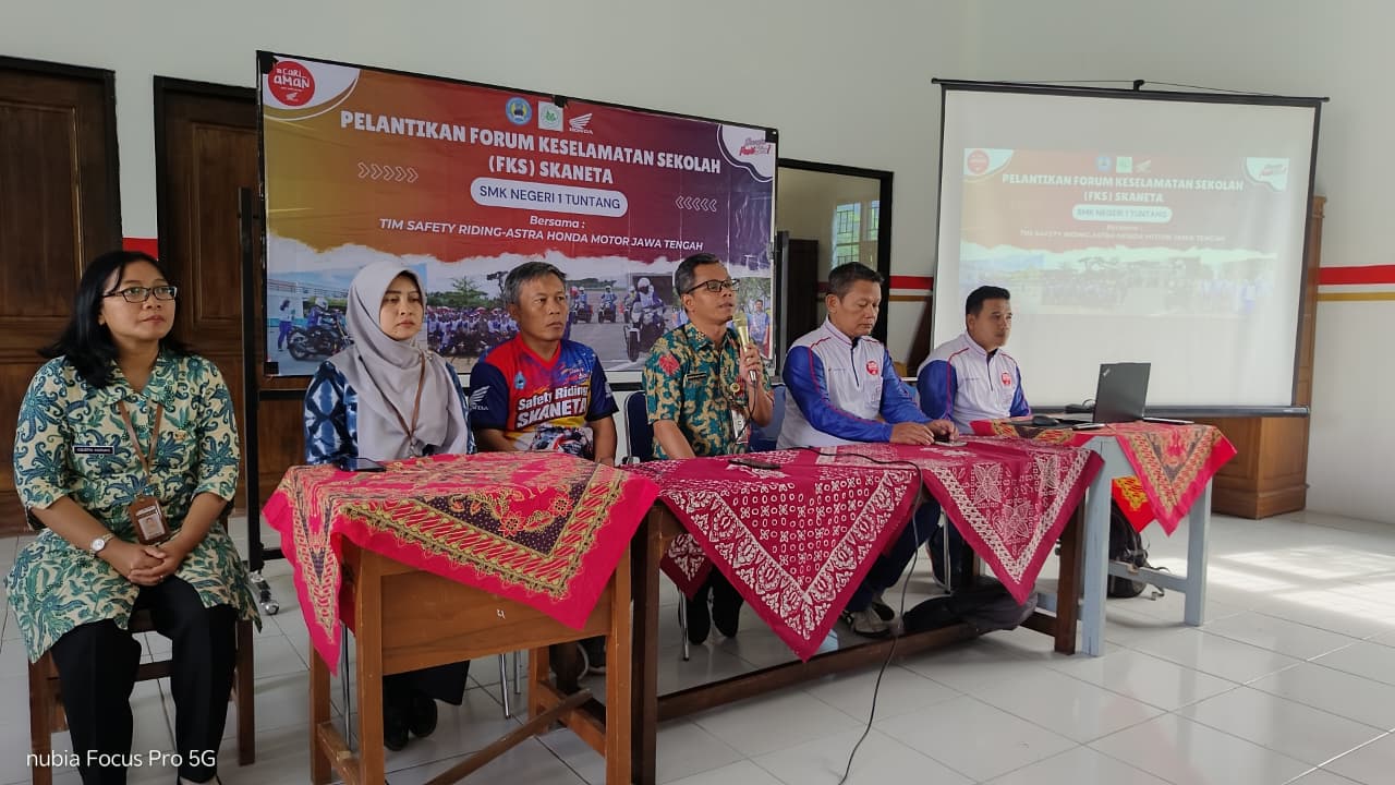 Pelantikan Anggota FKS SMKN 1 Tuntang: Tingkatkan Kesadaran Keselamatan Berkendara Bagi Pelajar